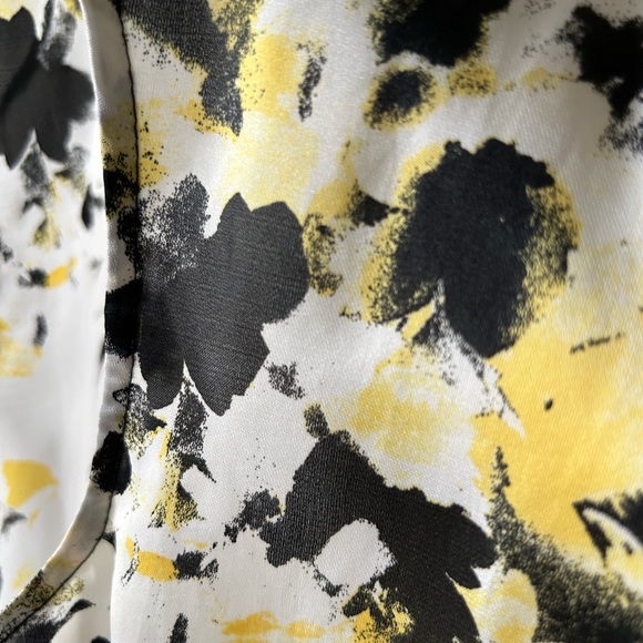 Available- Kasper Floral Lightweight Sleeveless Blouse - Picture 4 of 7